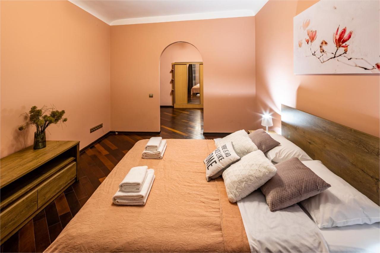 The Main Square! 2 Separated Bedrooms, Balcony Lviv Exterior foto